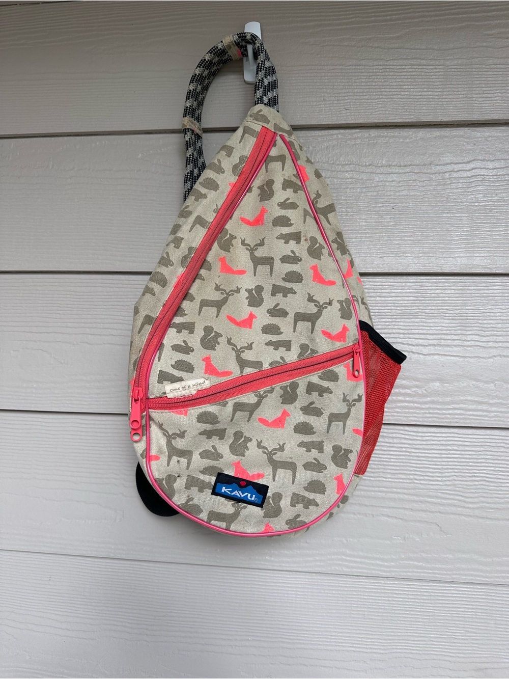 Kavu Rope Sling Bag Beige Animal Silhouette Pink (A0)